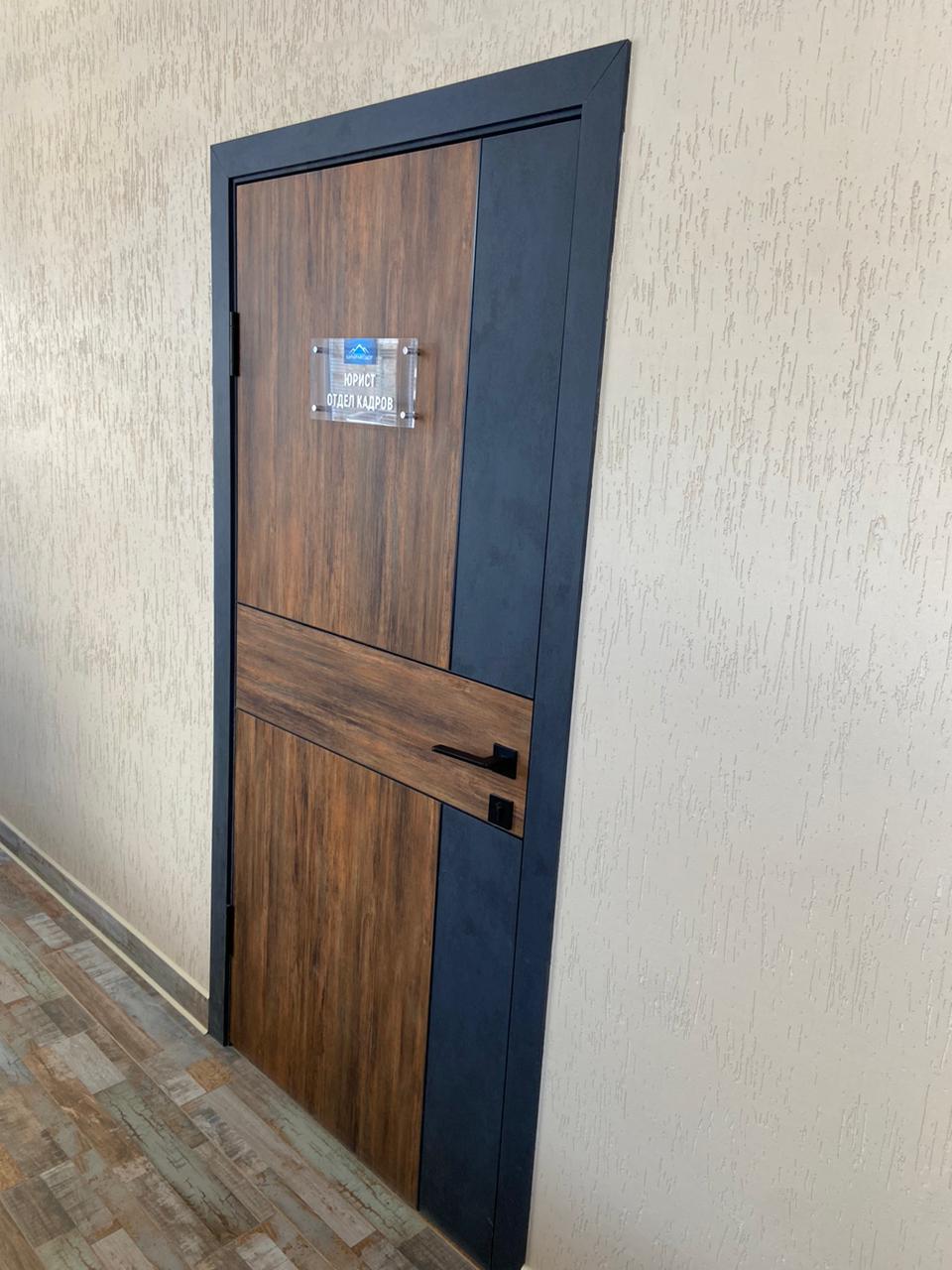 Вариант двери для офиса в стиле лофт, модель 014 бетон антрацит\дуб старый
